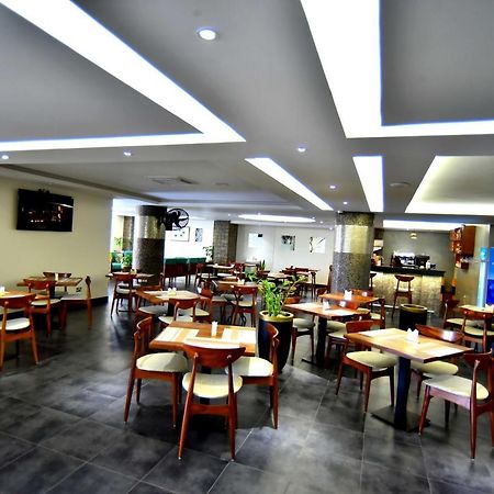Victoria Mews Hotel Кампала Экстерьер фото