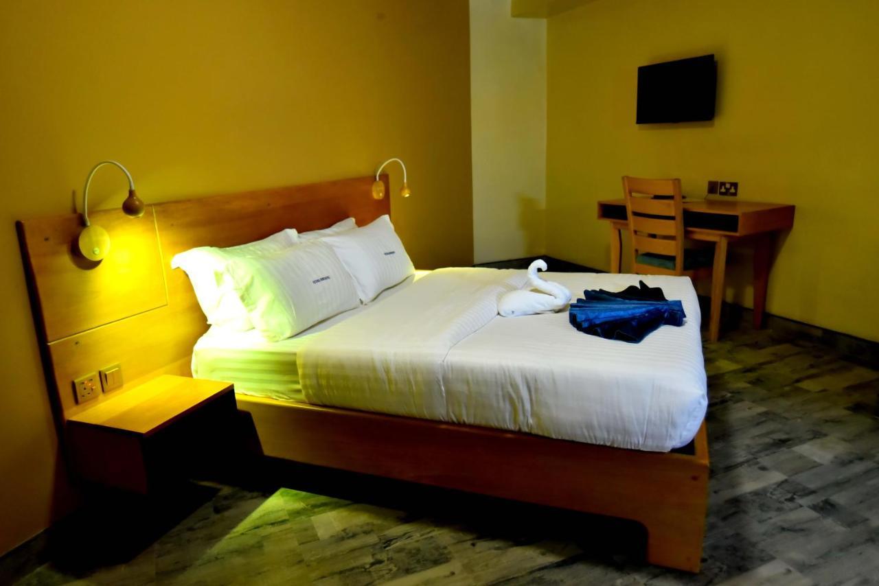 Victoria Mews Hotel Кампала Экстерьер фото