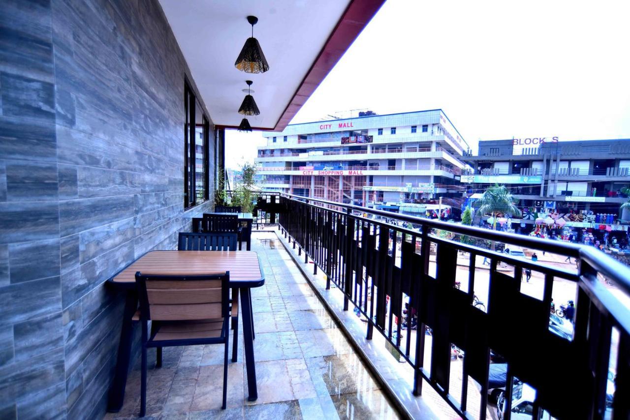 Victoria Mews Hotel Кампала Экстерьер фото