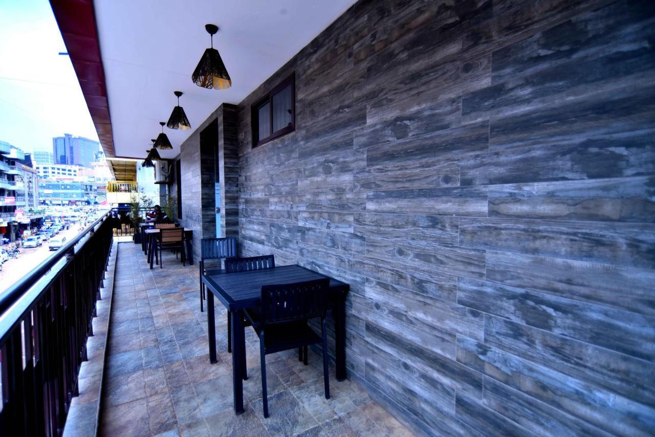 Victoria Mews Hotel Кампала Экстерьер фото
