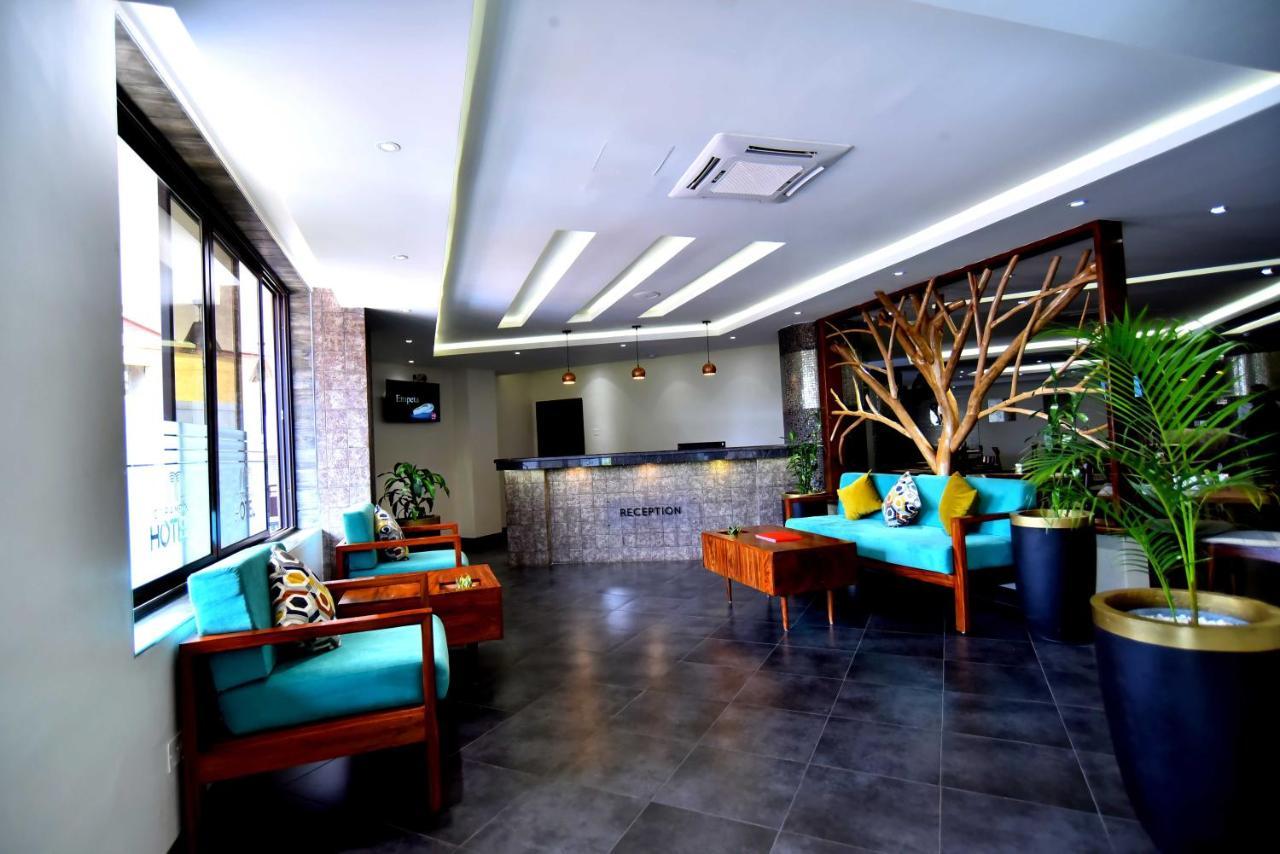 Victoria Mews Hotel Кампала Экстерьер фото