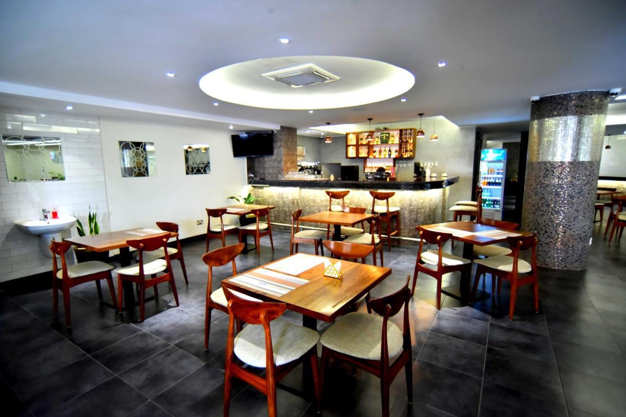 Victoria Mews Hotel Кампала Экстерьер фото