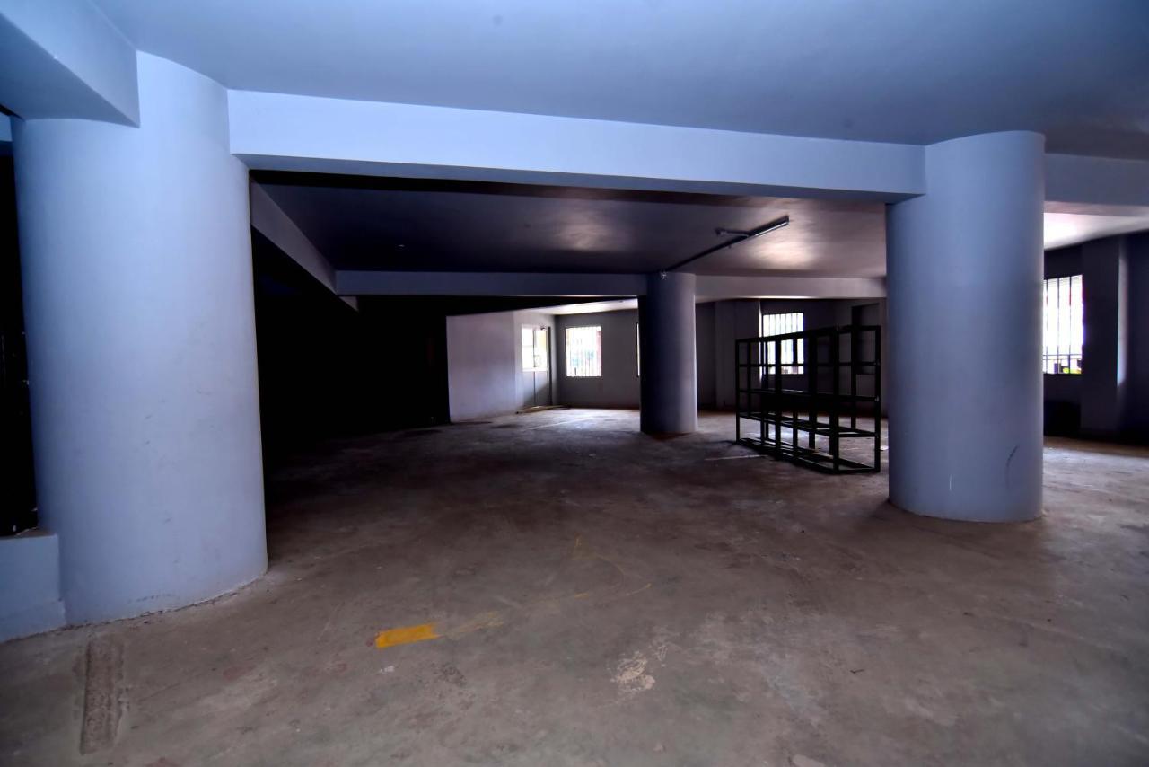 Victoria Mews Hotel Кампала Экстерьер фото