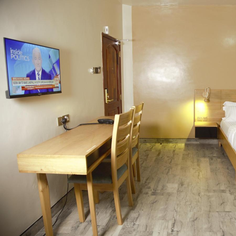 Victoria Mews Hotel Кампала Экстерьер фото