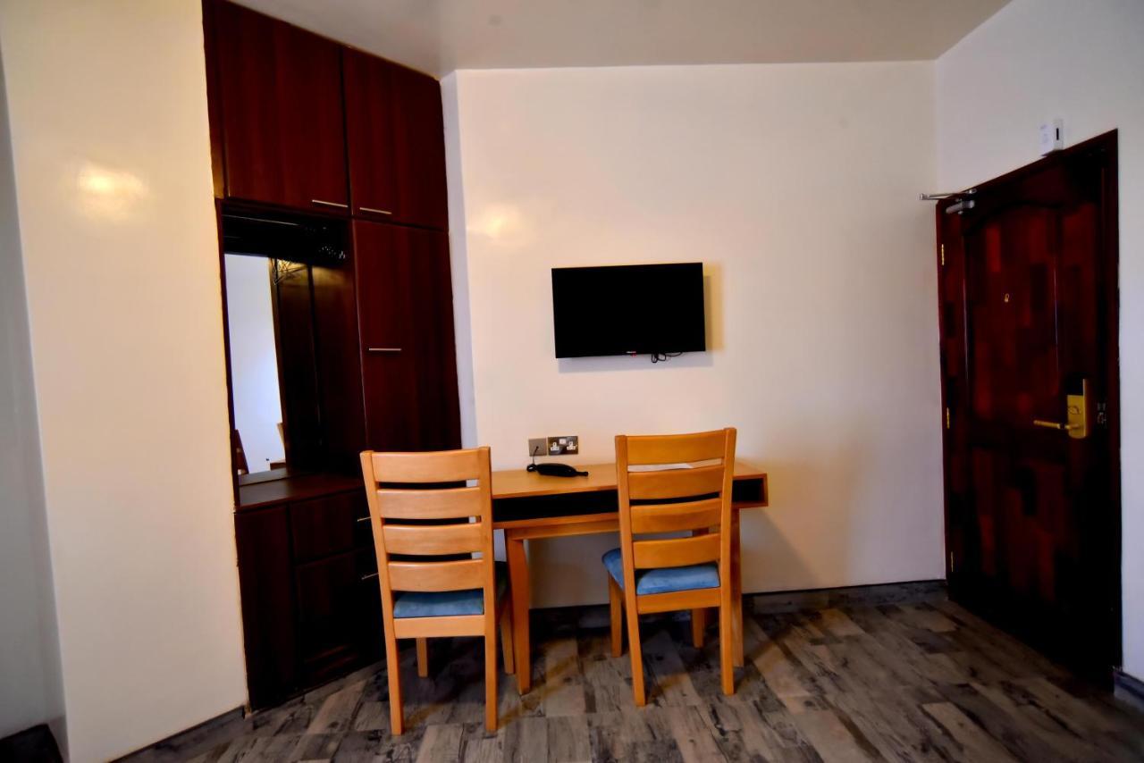 Victoria Mews Hotel Кампала Экстерьер фото