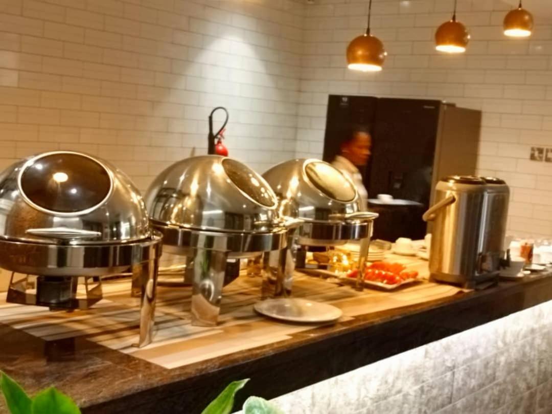Victoria Mews Hotel Кампала Экстерьер фото
